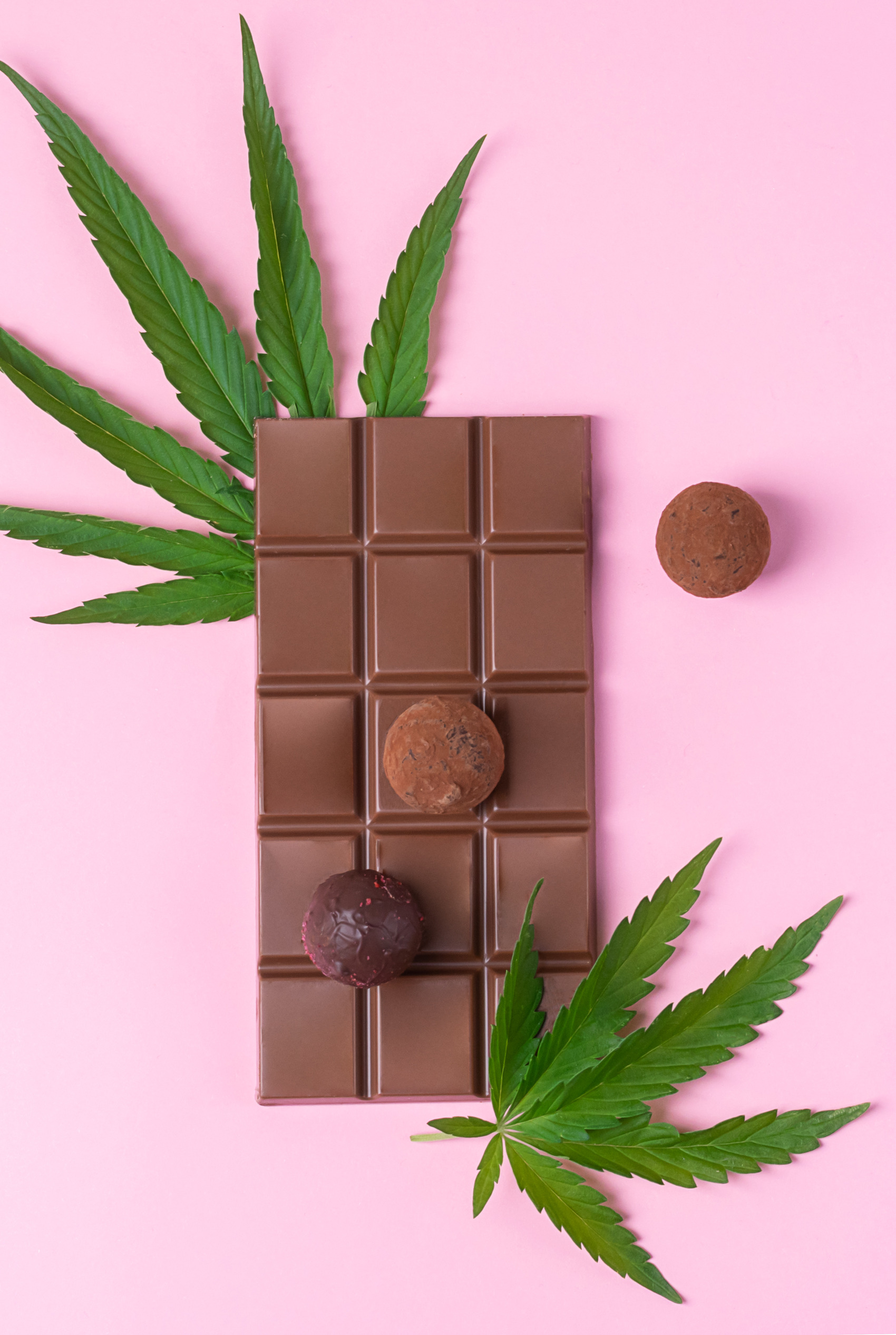 chocolate-whole-bar-candy-cannabis-leaf-of-fresh